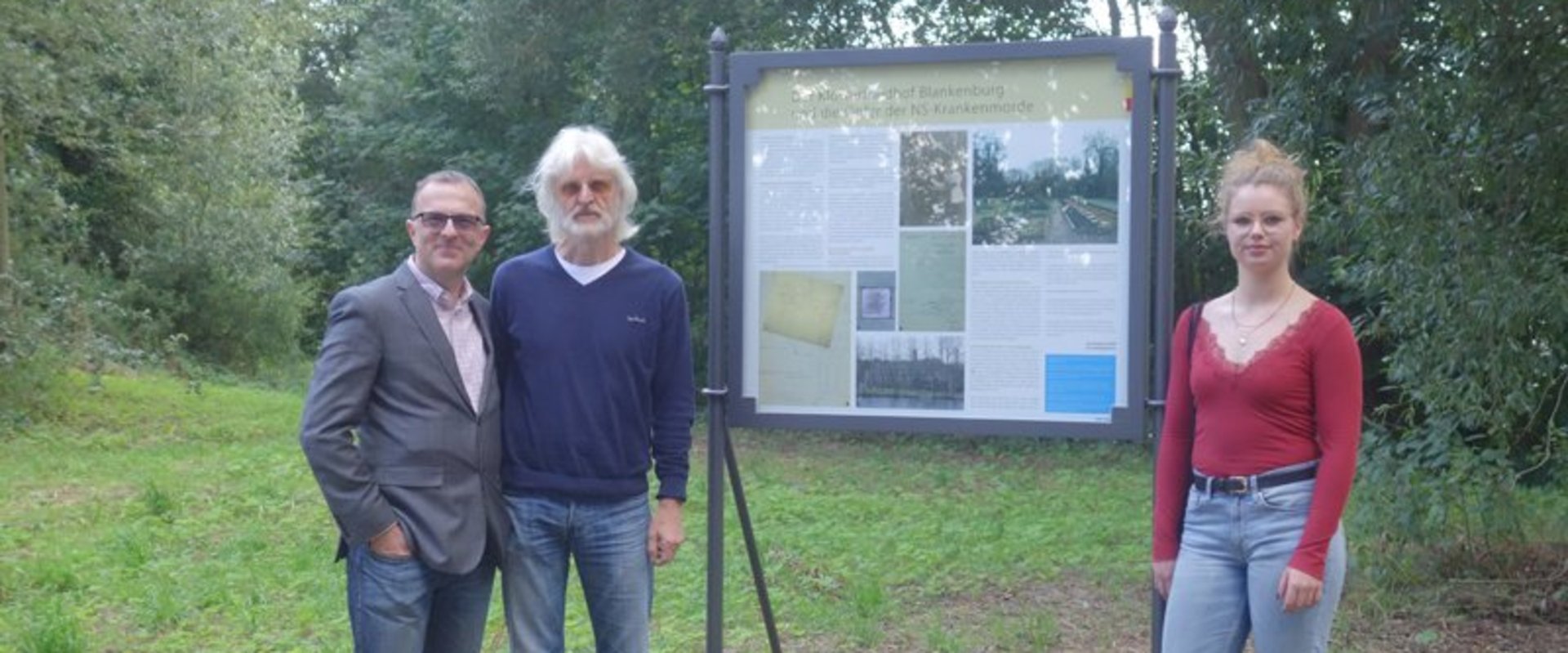 Freuen sich über die städtische Informationsvitrine am Kloster Blankenburg (von links): Christian Hauck-Hahmann (Lehrer der Waldorfschule), Historiker Ingo Harms und Lotte Gott (Schülerin der Waldorfschule). Foto: Stadt Oldenburg