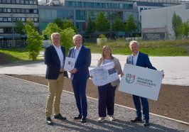 Nikolaus Jansen (Amt für regionale Landesentwicklung Weser-Ems, zweiter von links) übergab Oberbürgermeister Jürgen Krogmann, Stadtbaurätin Christine-Petra Schacht und Ralph Wilken (Wirtschaftsförderung) den Förderbescheid. Foto: Sascha Stüber