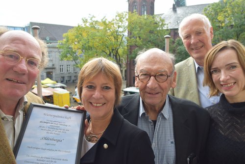 Überreichten Bürgermeisterin Christine Wolff (zweite von links) die Urkunde zum Hoch „Oldenburgia“: Hans-Joachim Wätjen, Axel Koenig, Uwe-Jens Kruse und Wiebke Schneidewind von der Kreativen Runde. Foto: Stadt Oldenburg