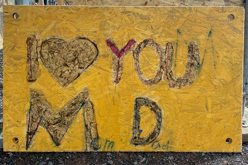 Kunstwerk mit Aufschrift „I love you M D". Foto: Sascha Stüber