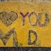 Vorschau: Kunstwerk mit Aufschrift „I love you M D". Foto: Sascha Stüber