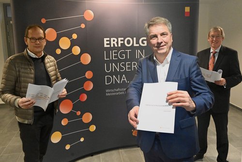 Unterzeichneten am 7. Dezember 2020  das Konzept zur Innenstadtstrategie (von links): Helmut Jordan (VVO), Oberbürgermeister Jürgen Krogmann und Friedrich-August Fisbeck (CMO). Foto: Sascha Stüber