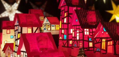 Leuchtsterne und Leuchthäuser auf dem Lamberti-Markt 2018. Foto: Das Lambertimarkt-Café auf dem Lamberti-Markt. Foto: Stadt Oldenburg