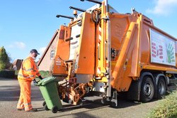 Mitarbeiter mit einem Müllwagen des AWB. Foto: Stadt Oldenburg