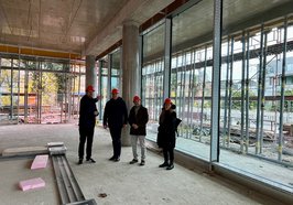 Stadtmuseumsleiter Steffen Wiegmann (links) führte Oberbürgermeister Jürgen Krogmann, EGH-Leiter Klaus Schavan und Kulturamtsleiterin Christiane Cordes durch den fertiggestellten Rohbau des neuen Stadtmuseums. Foto: Stadt Oldenburg