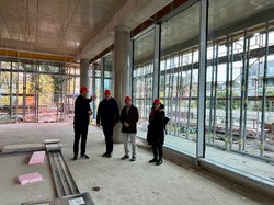 Stadtmuseumsleiter Steffen Wiegmann (links) führte Oberbürgermeister Jürgen Krogmann, EGH-Leiter Klaus Schavan und Kulturamtsleiterin Christiane Cordes durch den fertiggestellten Rohbau des neuen Stadtmuseums. Foto: Stadt Oldenburg