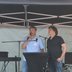 Vorschau: Moderator Ole Rosenbohm und Stefan von der GWA schauen, wo es etwas zu Essen gibt. Foto: Sonja Deuling