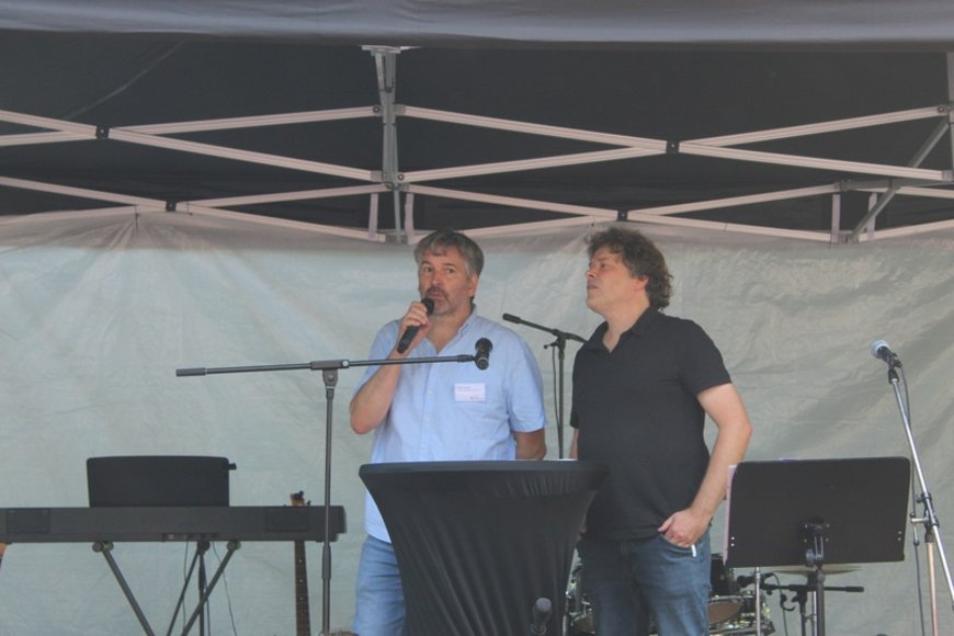 Moderator Ole Rosenbohm und Stefan von der GWA schauen, wo es etwas zu Essen gibt. Foto: Sonja Deuling