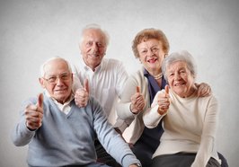 Vier Seniorinnen und Senioren zeigen Daumen hoch. Foto: olly/Fotolia