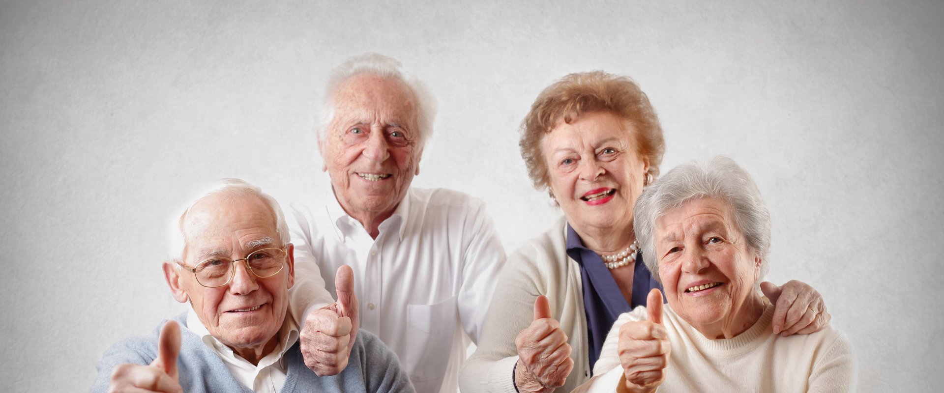 Vier Seniorinnen und Senioren zeigen Daumen hoch. Foto: olly/Fotolia
