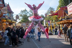 Hoch hinaus ging es für diese Stelzenläuferin bei der Kramermarktsparade auf dem Gelände der Weser-Ems-Hallen, die dieses Jahr zum ersten Mal angeboten wurde. Foto: Sascha Stüber