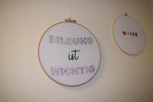 Gestickte Wanddeko mit der Aufschrift „Bildung ist wichtig“ und „Schule“. Foto: Stadt Oldenburg Gestickte Wanddeko mit der Aufschrift „Bildung ist wichtig“ und „Schule“. Foto: Stadt Oldenburg