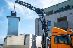 Leerung der Container durch ein Kranfahrzeug. Foto: Sascha Stüber