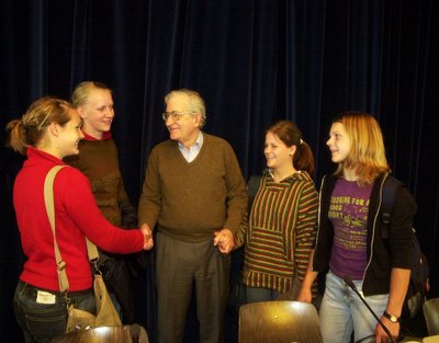 Preisträger Prof. Dr. Noam Chomsky mit Schülerinnen der Cäcilienschule. Foto: Nordwest-Zeitung, Daniel Modjesch.