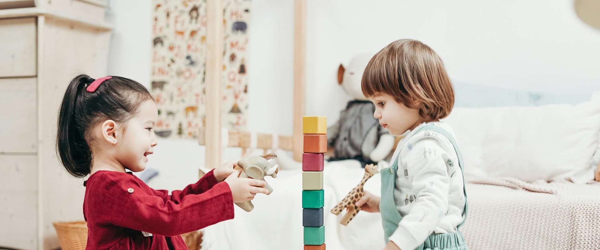 Zwei kleine Kinder spielen mit Bauklötzen. Foto: Cottonbro Studio/Pexels