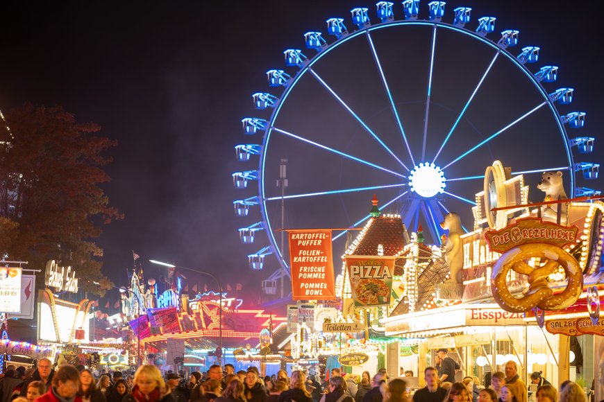 Blick über den Kramermarkt 2025 in Richtung Riesenrad. Foto: Sascha Stüber