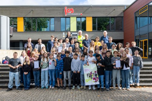 Vier per Los ermittelte Oldenburger Gewinnerklassen wurden für ihre Teilnahme am Wettbewerb „FahrRad!“ ausgezeichnet. Drei von ihnen nahmen am 9. September an der Übergabe teil. Foto: Sascha Stüber Vier per Los ermittelte Oldenburger Gewinnerklassen wurden für ihre Teilnahme am Wettbewerb „FahrRad!“ ausgezeichnet. Drei von ihnen nahmen am 9. September an der Übergabe teil. Foto: Sascha Stüber