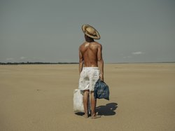 Ein Mann in einem ausgetrockneten Flussbett. Foto: Musuk Nolte, Panos Pictures, Bertha Foundation