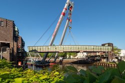 Das 42 Meter lange Brückenteil der Cäcilienbrücke wurde mit einem Schwimmkran entfernt und in Richtung des Oldenburger Hafens abtransportiert. Foto: Sascha Stüber