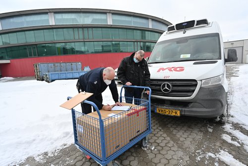 Nahm heute die erste Lieferung des neues Impfstoffes in Empfang: Peter Görke von der Feuerwehr Oldenburg. Foto: Sascha Stüber