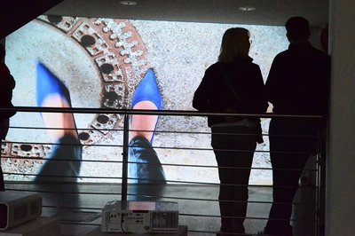 Ausstellungsbesucher vor einem Film von Nevin Aladag. Foto: Haus für Medienkunst Oldenburg