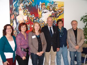 Vorstellung des Konzeptentwurfes für die Kulturelle Bildung 2009. Von links: Christiane Maaß, Regina Rüsen, Edda Akkermann, Stadtrat Martin Schumacher, Anne Düser, Gert Kontschakowsky. Foto: Stadt Oldenburg