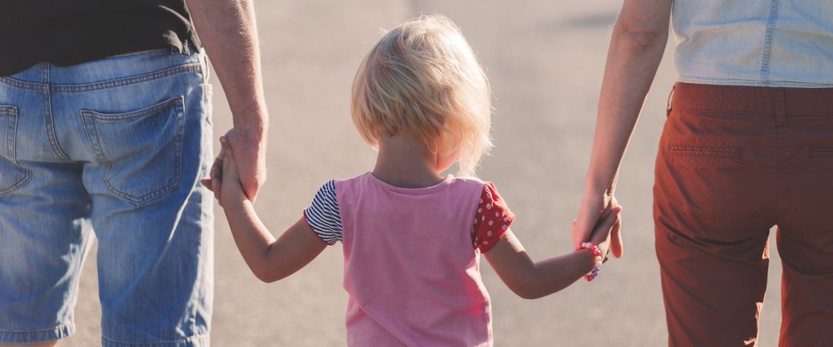 Kind an der Hand von zwei Erwachsenen. Foto: Pexels/Pixabay