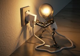 Grafik einer Glühbirne, die ihren eigenen Stecker in die Steckdose steckt und leuchtet. Foto: ColiN00B/Pixabay