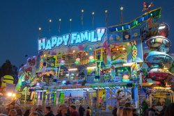 Das Laufgeschäft Happy Family auf dem Kramermarkt 2018. Foto: Sascha Stüber Das Laufgeschäft Happy Family auf dem Kramermarkt 2018. Foto: Sascha Stüber