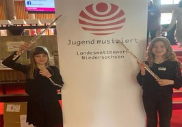 Linnea Keil und Leni Kaufmes beim Landeswettbewerb. Foto: Stadt Oldenburg