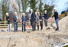 (von links) Klaus Schavan (Betriebsleiter, EGH), Winfried Steggemann (Architekt), Ines Hartog (Schulleiterin), Oberbürgermeister Jürgen Krogmann, Matthias Welp (Schulamtsleiter), Dagmar Sachse (Sozialdezernentin), Thea Steggemann (Architektin) und Ludmilla Hammer (Projektleiterin, EGH). Foto: Torsten von Reeken 
