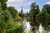 Teich im Schlossgarten mit der Lambertikirche im Hintergrund. Foto: Mittwollen und Gradetchliev