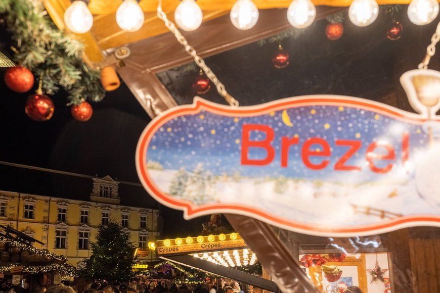 Brezel-Schild mit Schloss im Hintergrund auf dem Lamberti-Markt 2021. Foto: Sascha Stüber