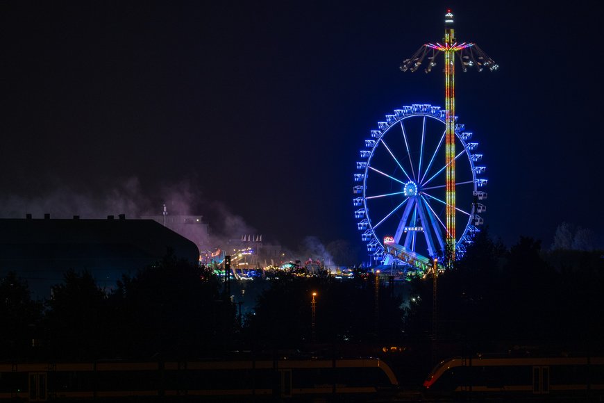 Riesenrad und Nordic Tower auf dem Kramermarkt 2025. Foto: Sascha Stüber