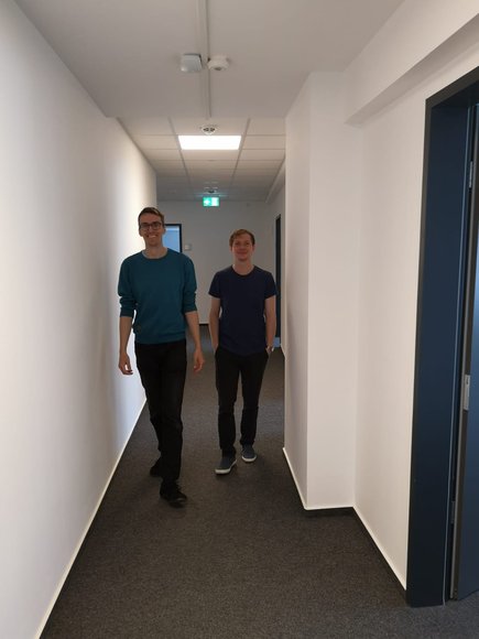 Holger Denckmann und Philipp Schlüchtermann gehen durch das neue Gebäude in der Baumgartenstraße. Foto: Stadt Oldenburg