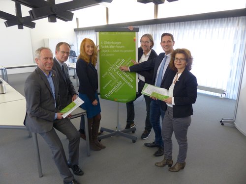Laden zum 4. Oldenburger Fachkräfte-Forum ein (von links): Ralph Wilken (Leiter Amt für Wirtschaftsförderung Stadt Oldenburg), Dirk Heitkötter (Geschäftsführer Arbeitgeberverband Oldenburg e. V.), Monika Kretschmer (Demografieagentur für die Wirtschaft GmbH), Frank Mayer (Leiter Weiterbildung IHK Oldenburg), Matthias Jantos (Arbeitgeberservice Agentur für Arbeit Oldenburg-Wilhelmshaven), Giuseppina Giordano (Fachdienstleiterin Standortmarketing Stadt Oldenburg). Foto: Stadt Oldenburg.