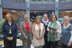 Hedwig Vavra-Sibum (Stadt), Claudia Oeljeschläger (Seniorenbegleitung Oldenburg Süd), Fehime Yenirce (Seniorenbegleitung Oldenburg Nord), Geraldine Dudek (Vermittlerin), Stadträtin Dagmar Sachse, Christiane Maaß (Kulturbüro). Foto: Stadt