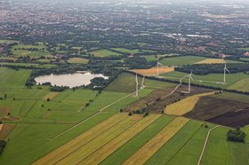 Luftbild der vier Windkraftanlagen in Bornhorst. Foto: Jochen Klein/www.OL-Luftbilder.de