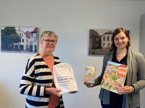 Präsentierten den „Klischeefrei-Beutel“ mit Büchern, Spielanleitungen und Informationsmaterialien für Kitas: Elfie Finke-Bracker (links), Leiterin des Fachdienstes Kindertagesbetreuung, und Gleichstellungsbeauftragte Wiebke Oncken. Foto: Stadt Oldenburg