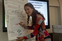 Lisa Bürger unterzeichnet die Charta der Vielfalt. Foto: Sascha Stüber