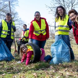 Mit guter Laune bei sonnigem Wetter half diese Frauenpower-Truppe im März mit, Oldenburg und die Umwelt ein Stück sauberer zu machen. Foto: Sascha Stüber 