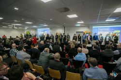 Teilnehmerinnen stellen dem Publikum ihr Session-Thema vor. Foto: Lukas-Lehmann-Photography