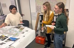 Eine Mitarbeiterin erklärt Paula und Janne einen Plan. Foto: Stadt Oldenburg