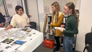 Eine Mitarbeiterin erklärt Paula und Janne einen Plan. Foto: Stadt Oldenburg Eine Mitarbeiterin erklärt Paula und Janne einen Plan. Foto: Stadt Oldenburg
