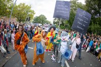 Beitrag des Tierheims Oldenburg beim Kramermarktsumzug. Foto: Turnerinnen und Turner beim Kramermarktsumzug. Foto: Sascha Stüber Beitrag des Tierheims Oldenburg beim Kramermarktsumzug. Foto: Turnerinnen und Turner beim Kramermarktsumzug. Foto: Sascha Stüber