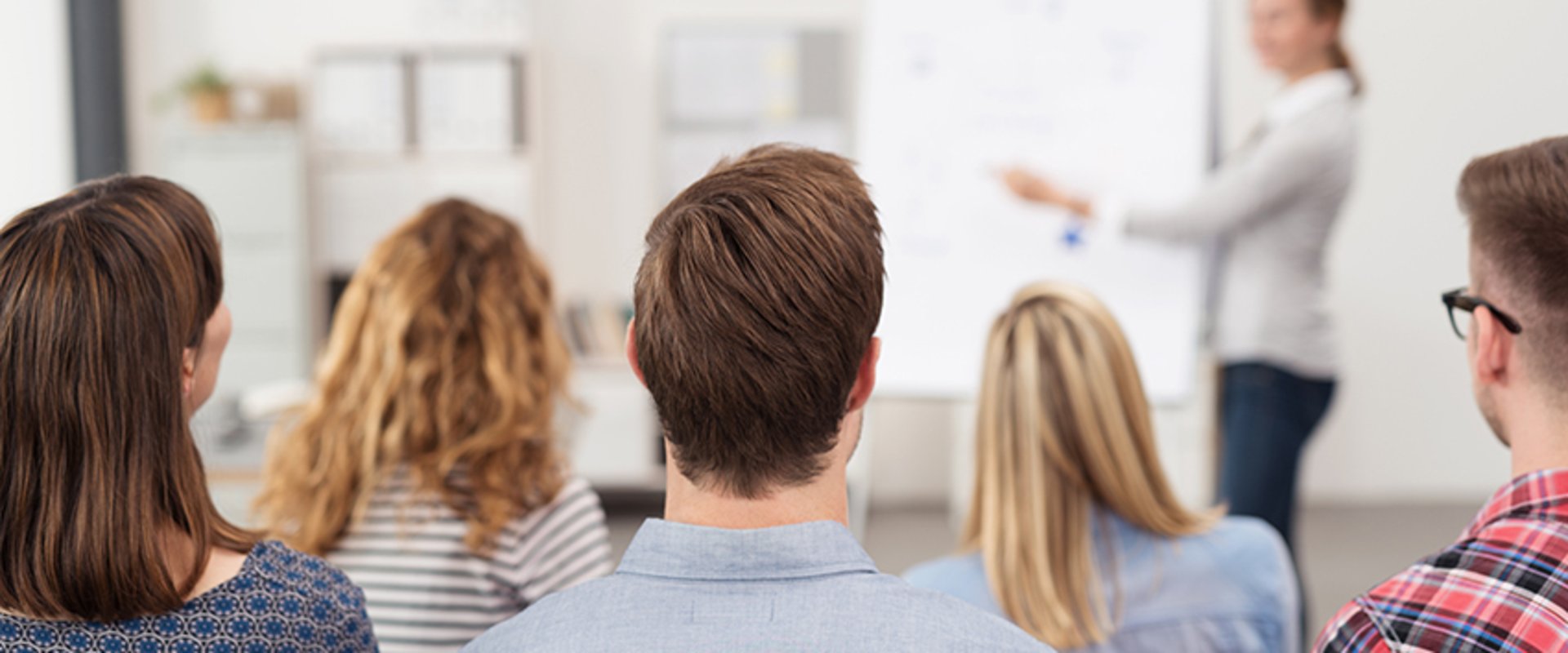 Vortrag vor mehreren Personen. Foto: contrastwerkstatt/Fotolia