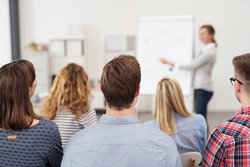 Vortrag vor mehreren Personen. Foto: contrastwerkstatt/Fotolia