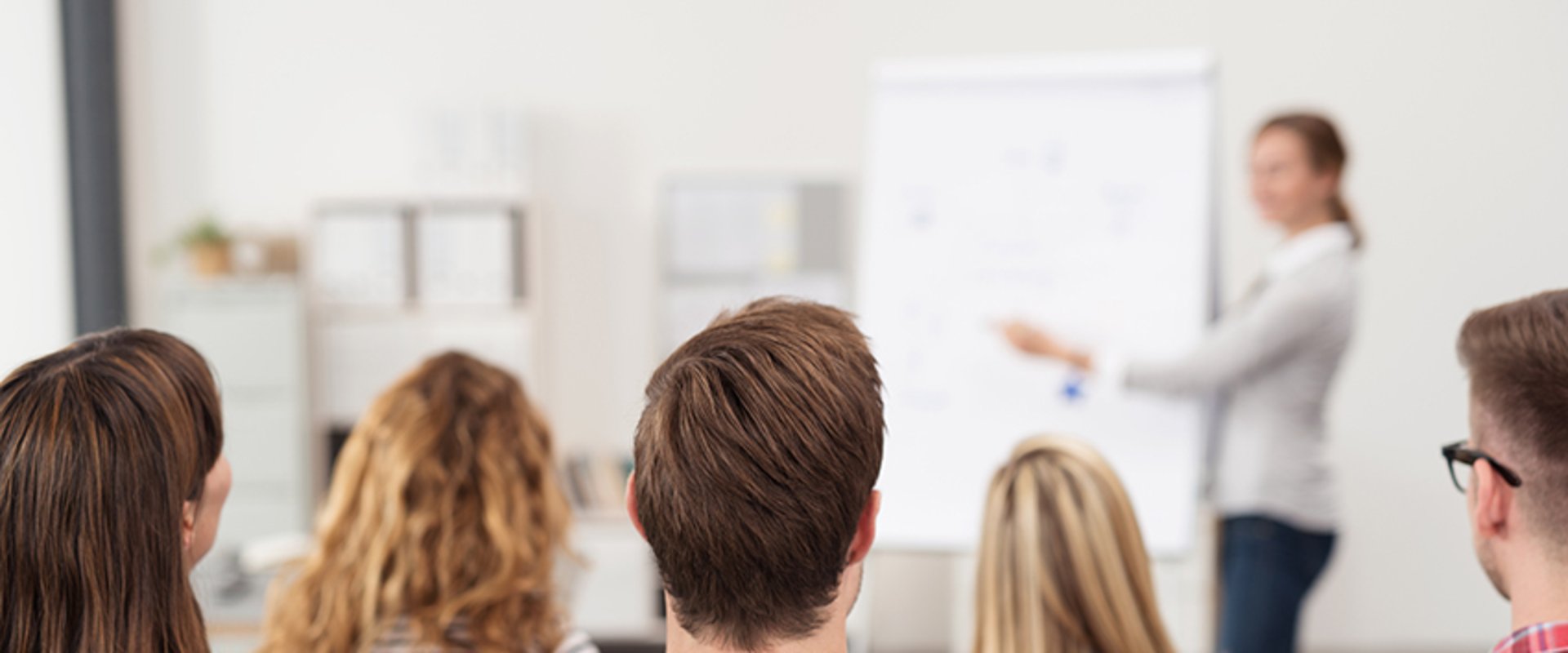 Vortrag vor mehreren Personen. Foto: contrastwerkstatt/Fotolia