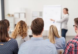 Vortrag vor mehreren Personen. Foto: contrastwerkstatt/Fotolia