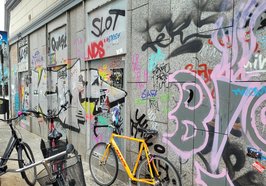 Hässliche Farbschmierereien: So verunstaltet sah die Fassade am Gebäude von JD Sports an der Ecke Schüttingstraße/Achternstraße (Archivbild) aus. Foto: Stadt Oldenburg